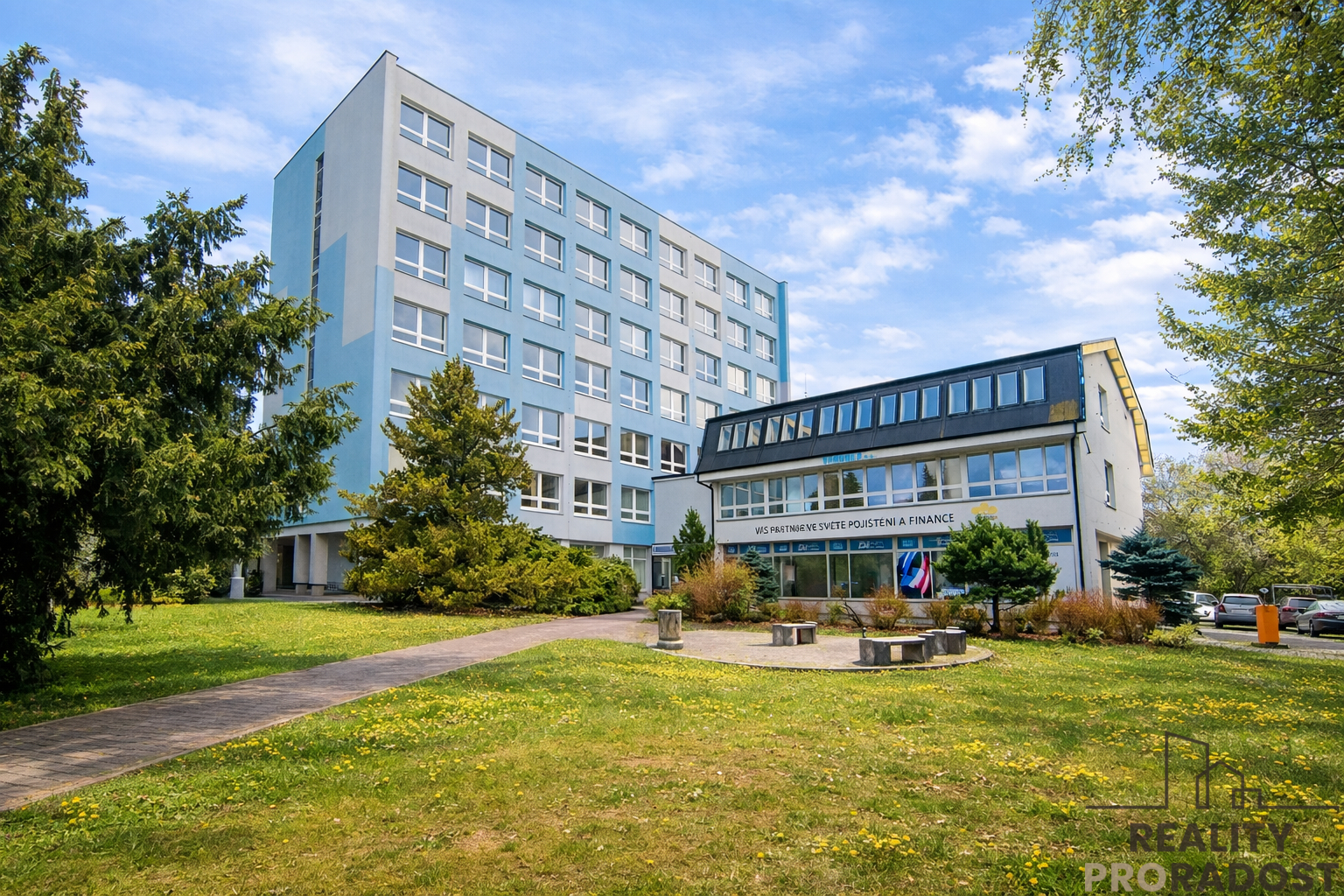 pohled od zastávky MHD