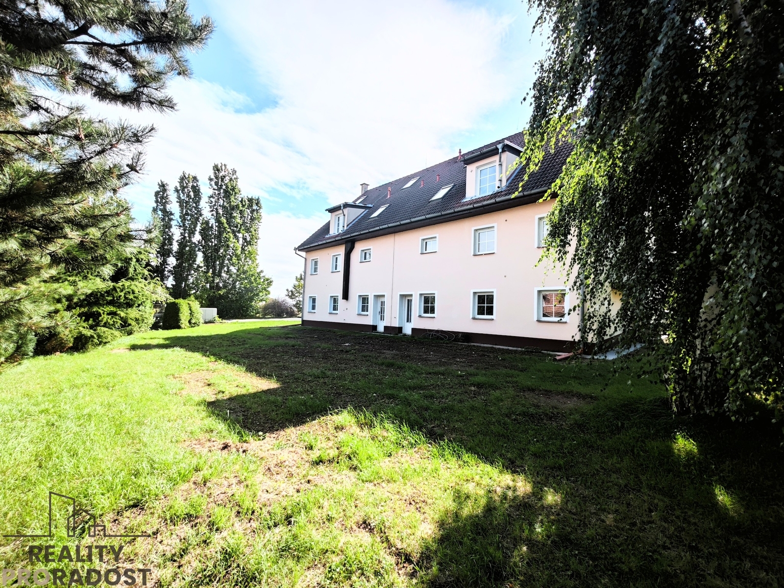 Pohled na dvojdomy ze zahrady