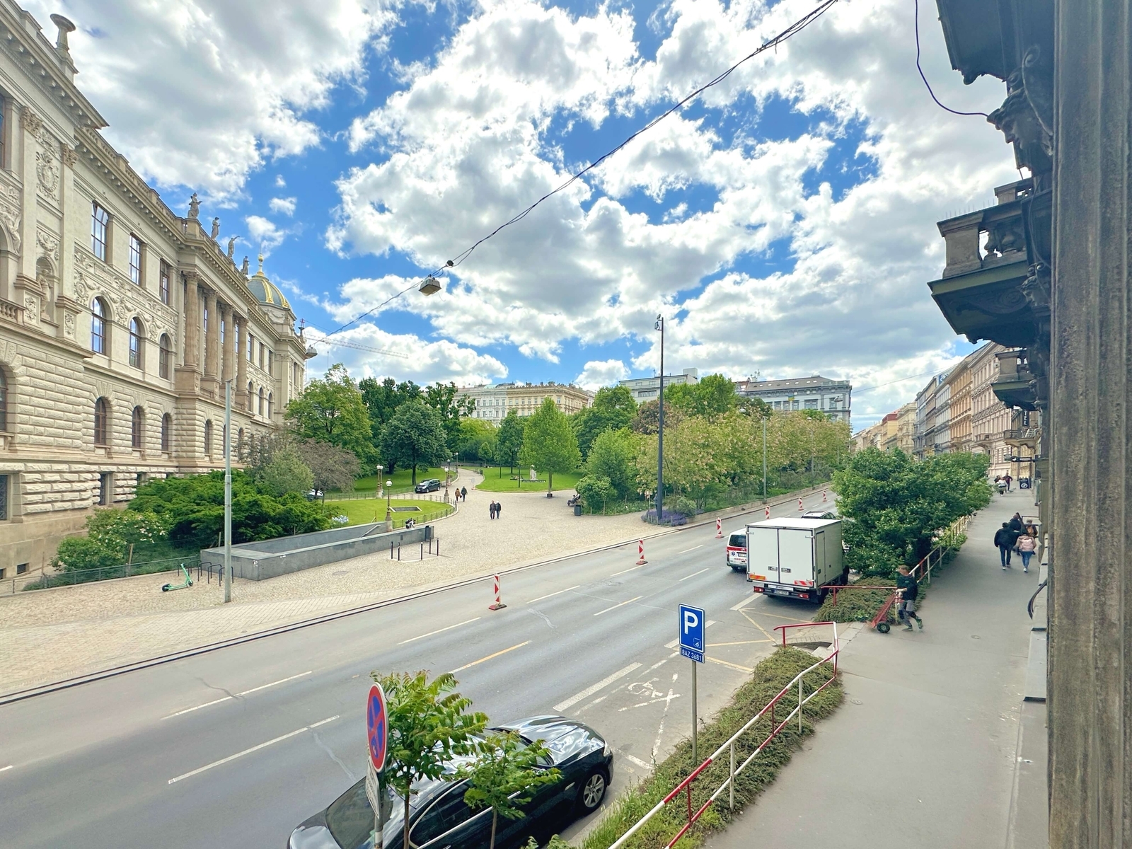 Národní muzeum z oken bytu, Praha 1 – monumentální architektura a blízkost Václavského náměstí.
