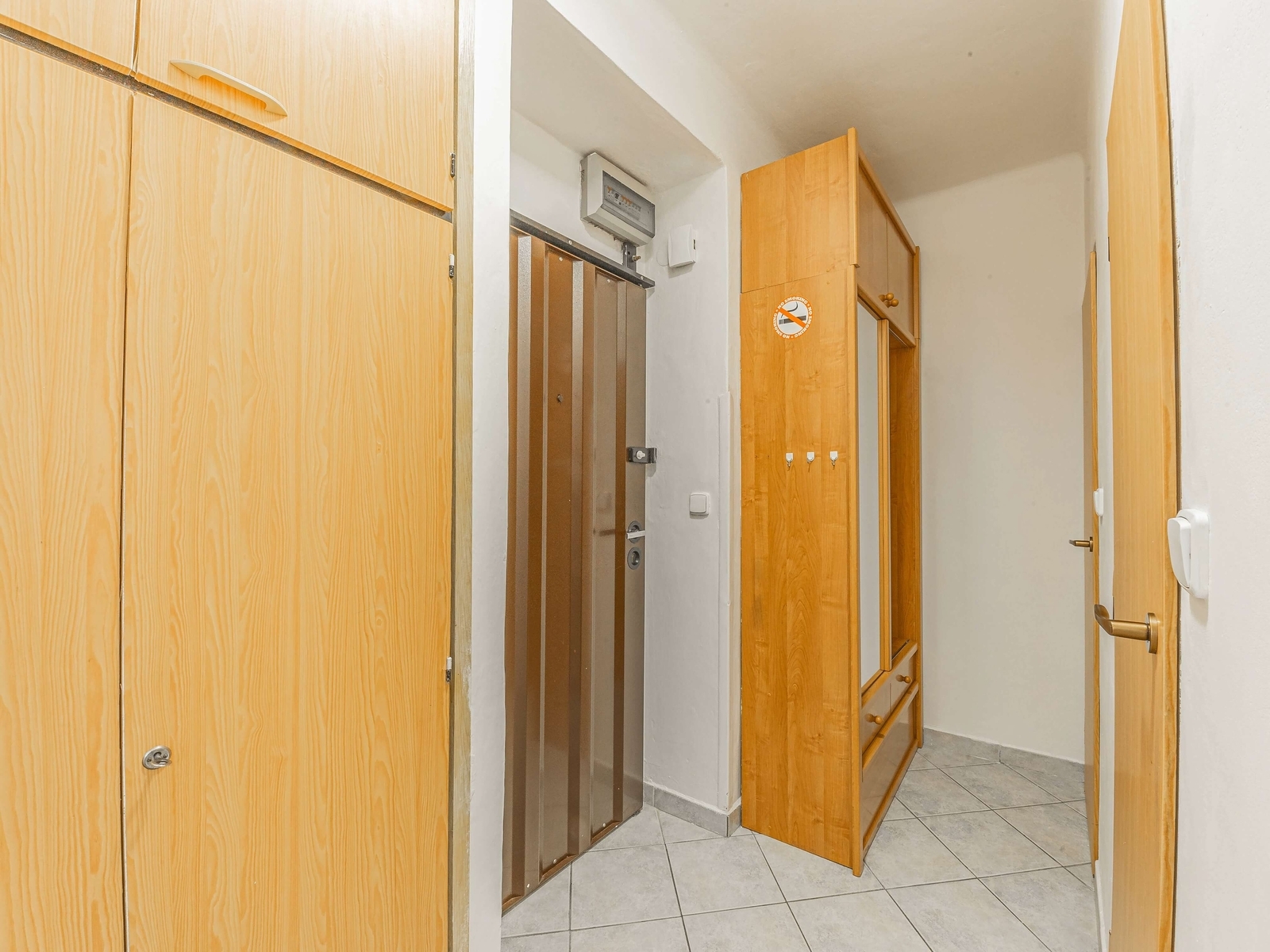 Předsíň se šatní skříní, věšákem a bezpečnostními