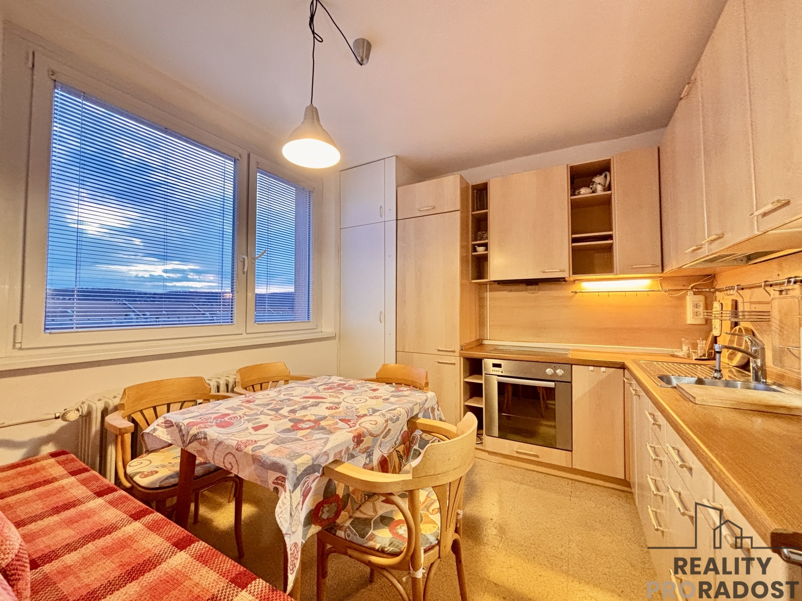 Kuchyňská linka plně zařízena