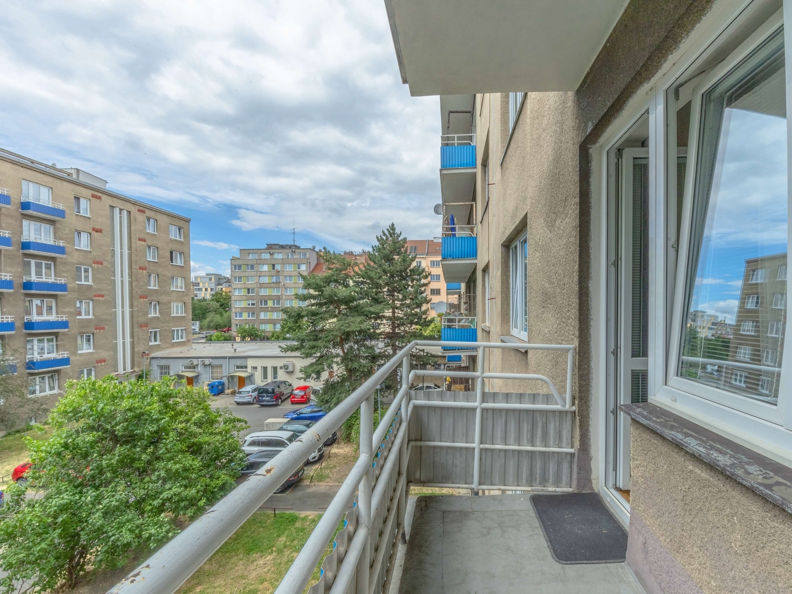 Balkon 6 m² s výhledem do tiché ulice, Praha