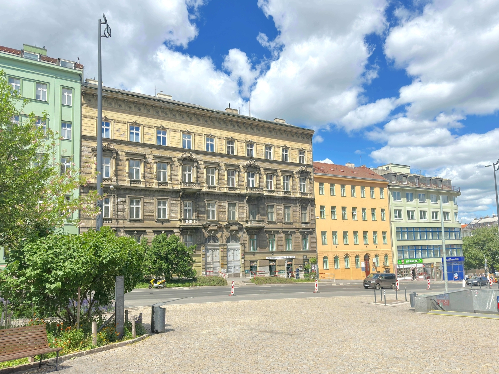 Ulice Mezibranská, Praha 1 – pohled na řadu domů s domem číslo 19 v blízkosti Muzea a Václavského náměstí.