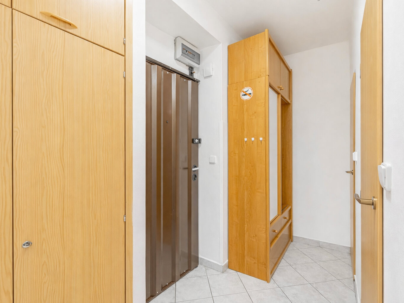 Předsíň se šatní skříní, věšákem a bezpečnostními 