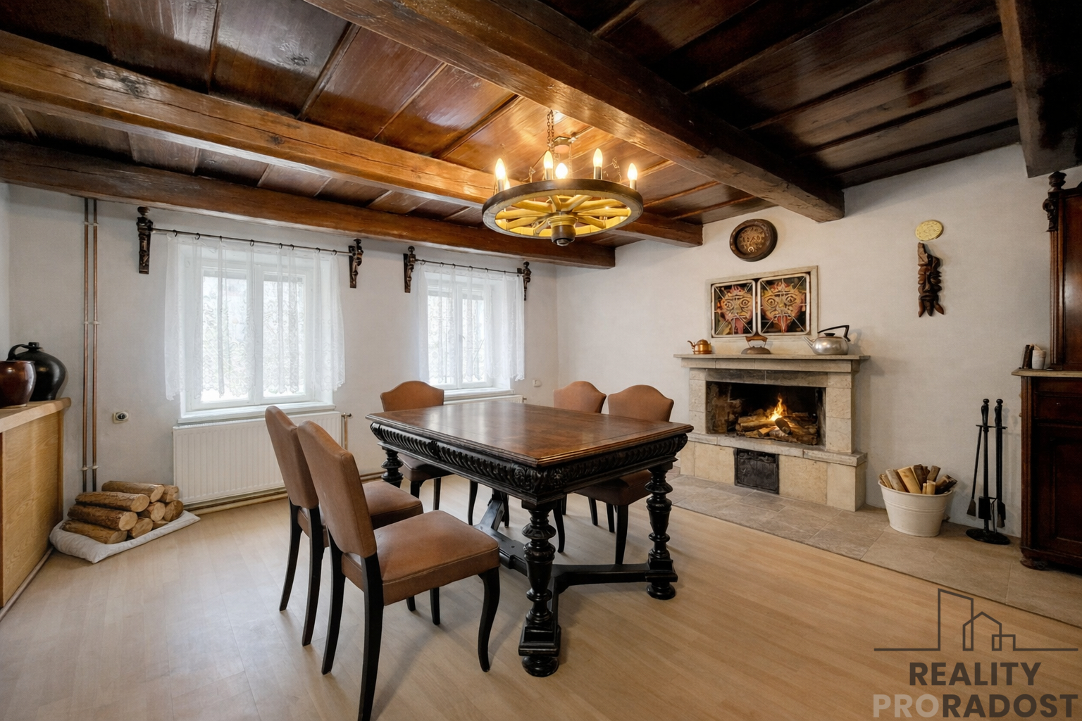 Obývací pokoj s krbem