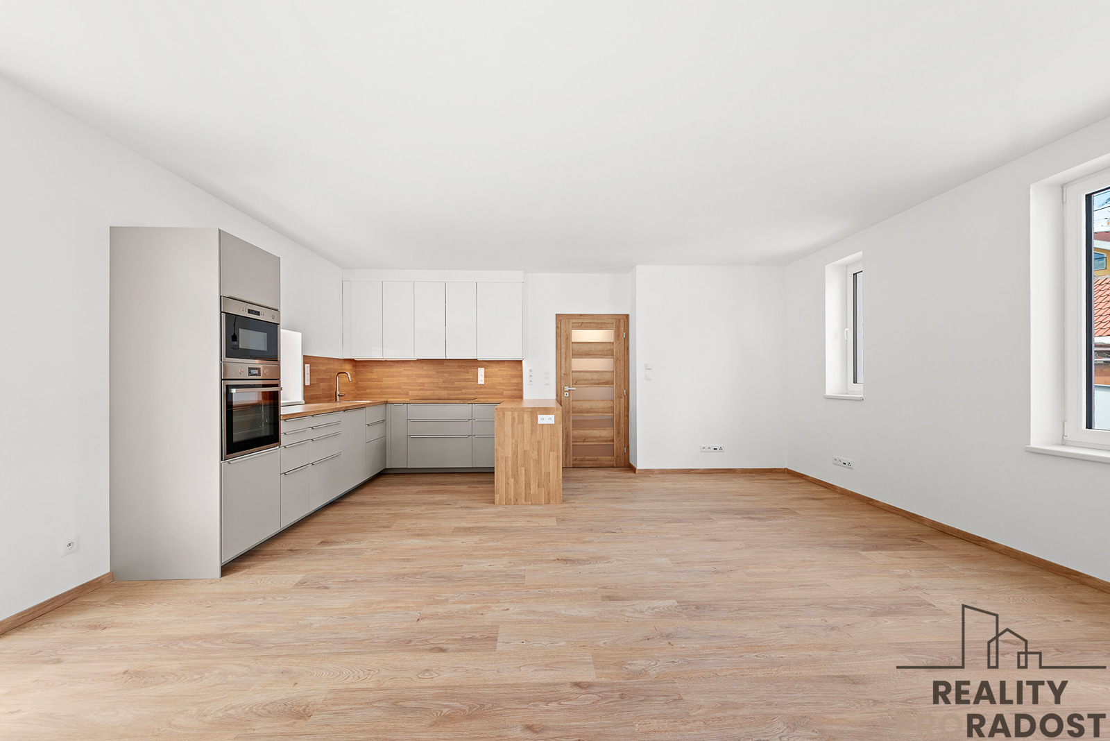 Obývací pokoj s kuchyní2