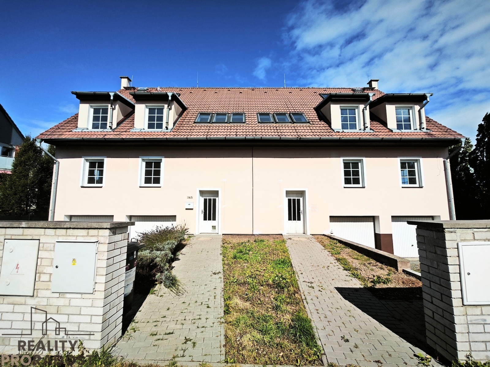 Pohled na dvojdomy z ulice