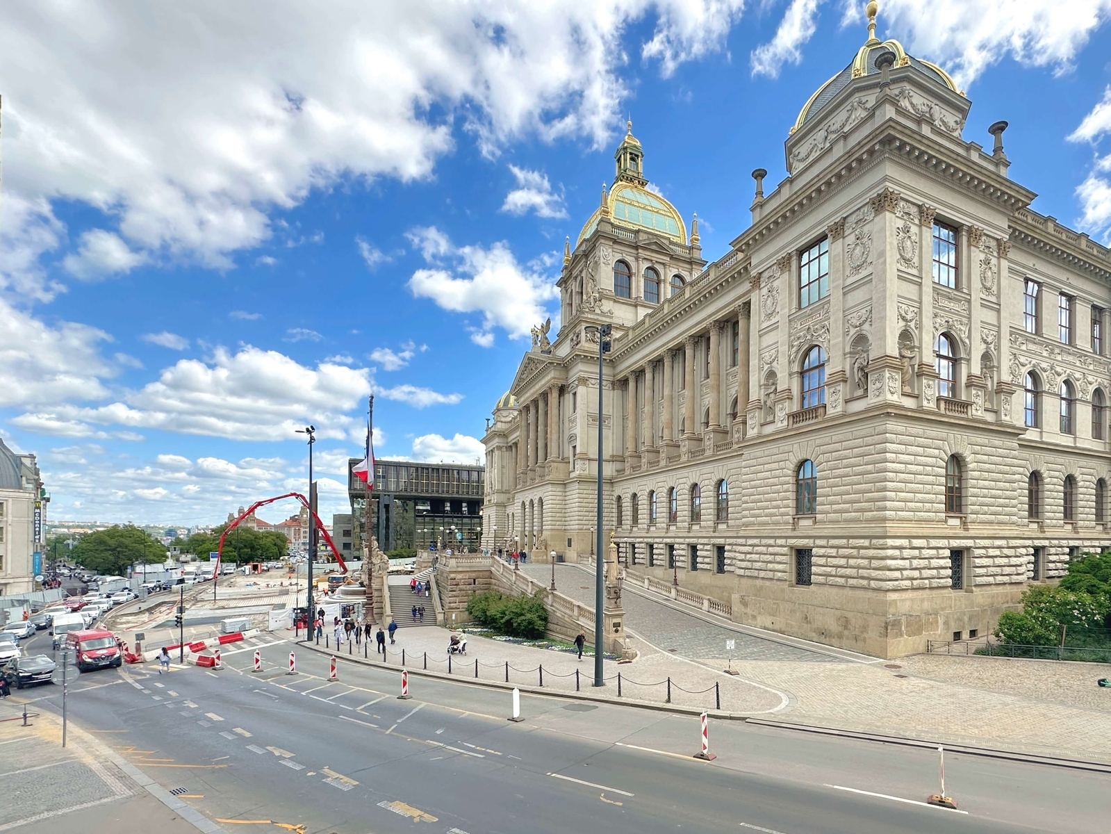 Ulice Mezibranská u Národního muzea – pěší zóna, zeleň a kompletní občanská vybavenost v okolí.