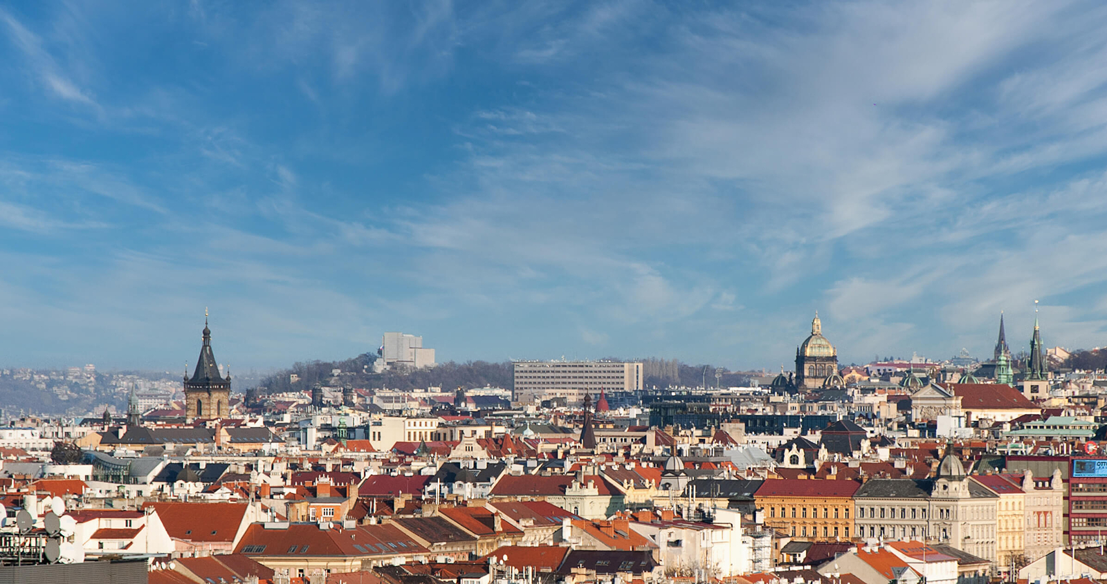 Pohled na historické centrum Prahy s dominantou Národního muzea a věžemi Starého Města
