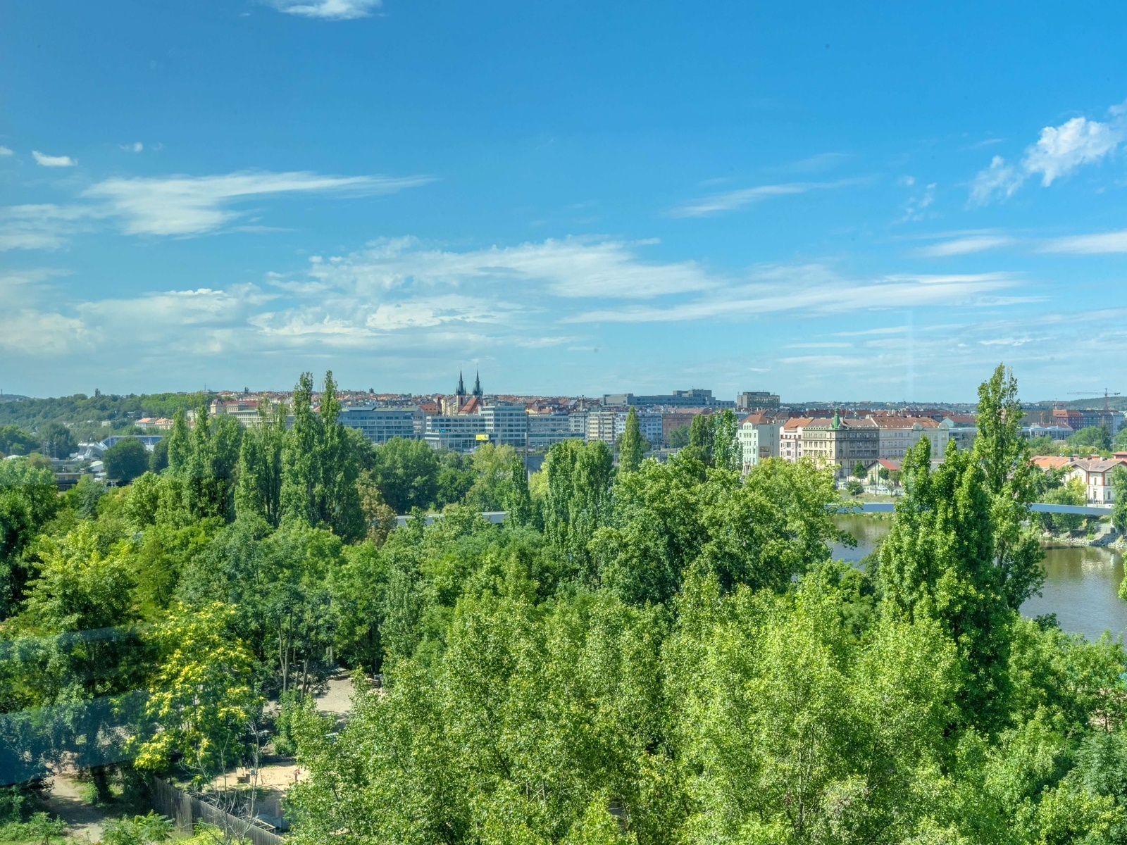 Výhled z bytu na řeku Vltavu a panorama Prahy