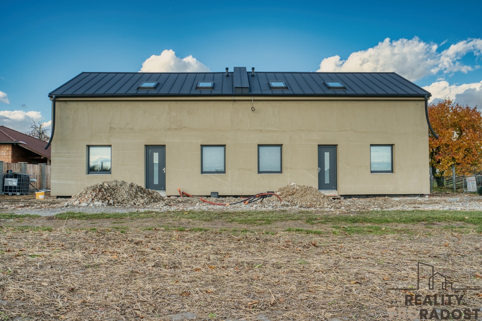 dva částečně řadové rodinné domy  se zahradou