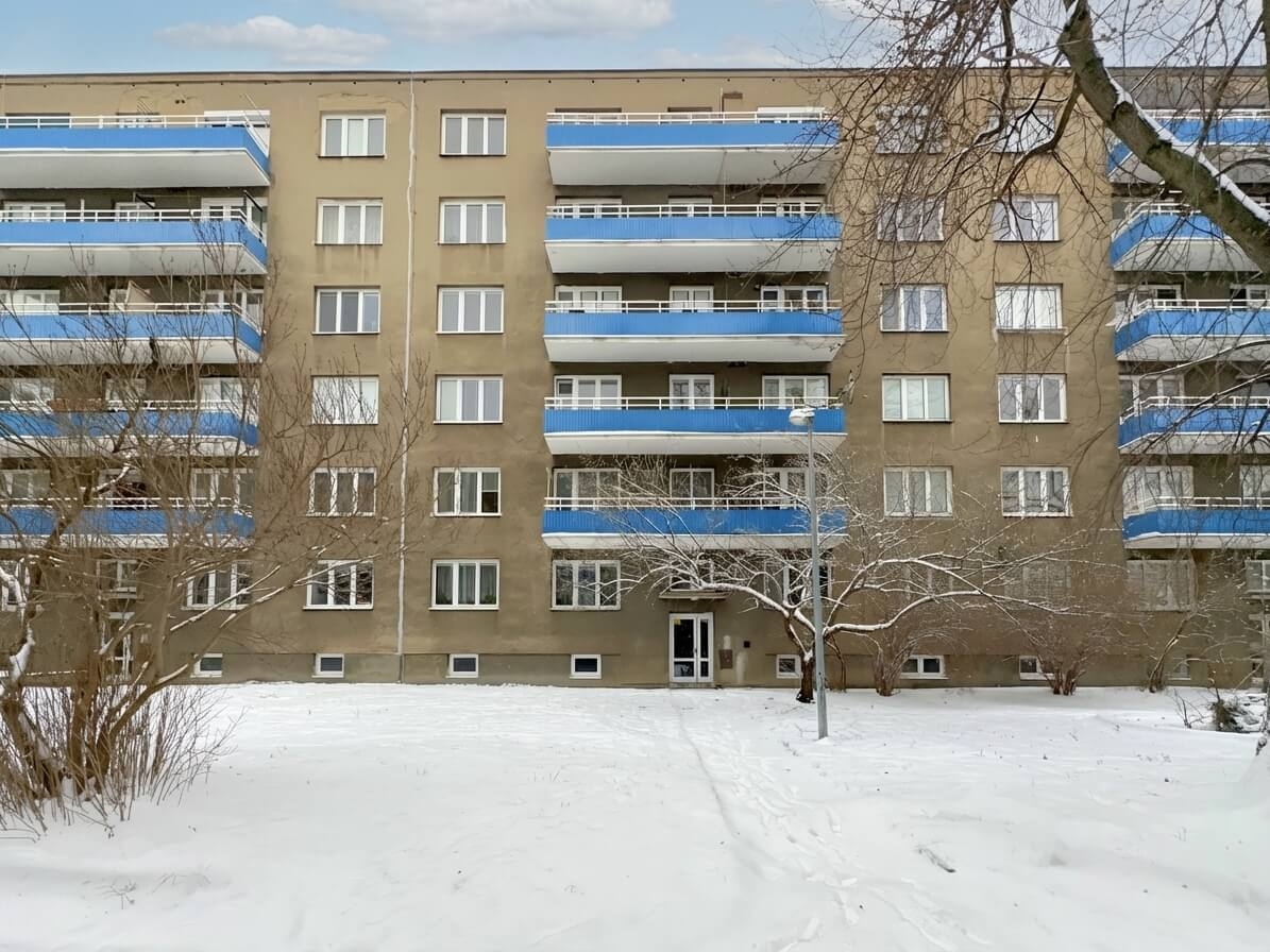 Tramvajová zastávka Slavia - Nádraží Eden přímo u domu Gruzínská 3; rychlé spojení do centra Prahy 10