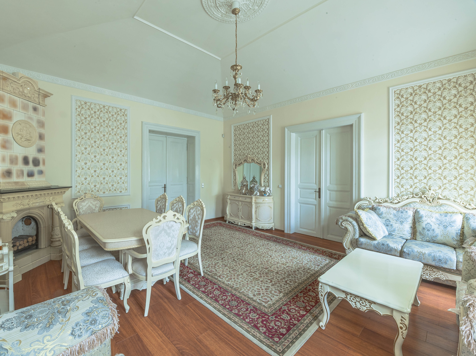 Jídelna a obývací část s krbem a štukovou výzdobou. Prostorná místnost s noblesní atmosférou.