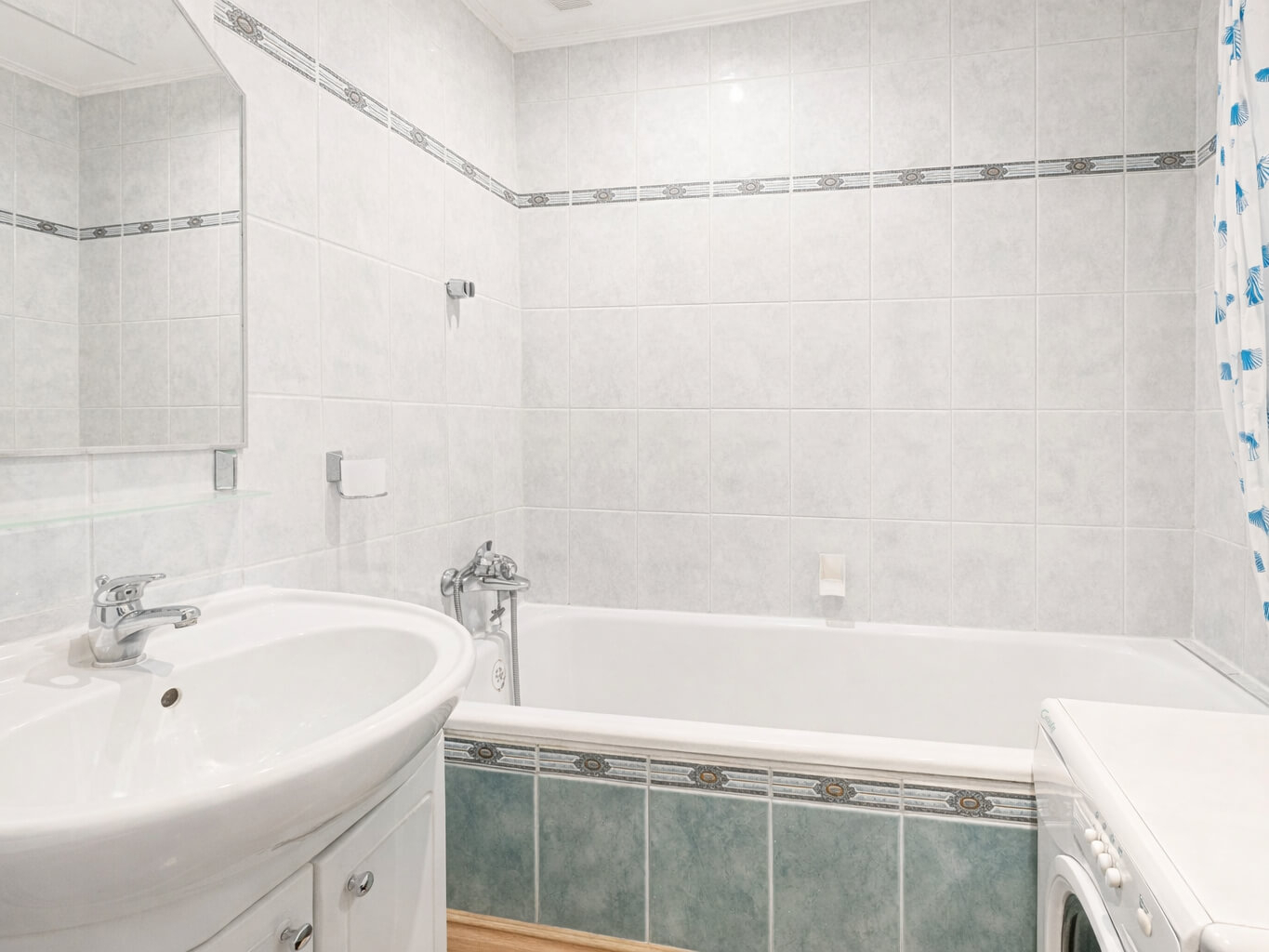 Koupelna s vanou, umyvadlem a pračkou v keramickýc