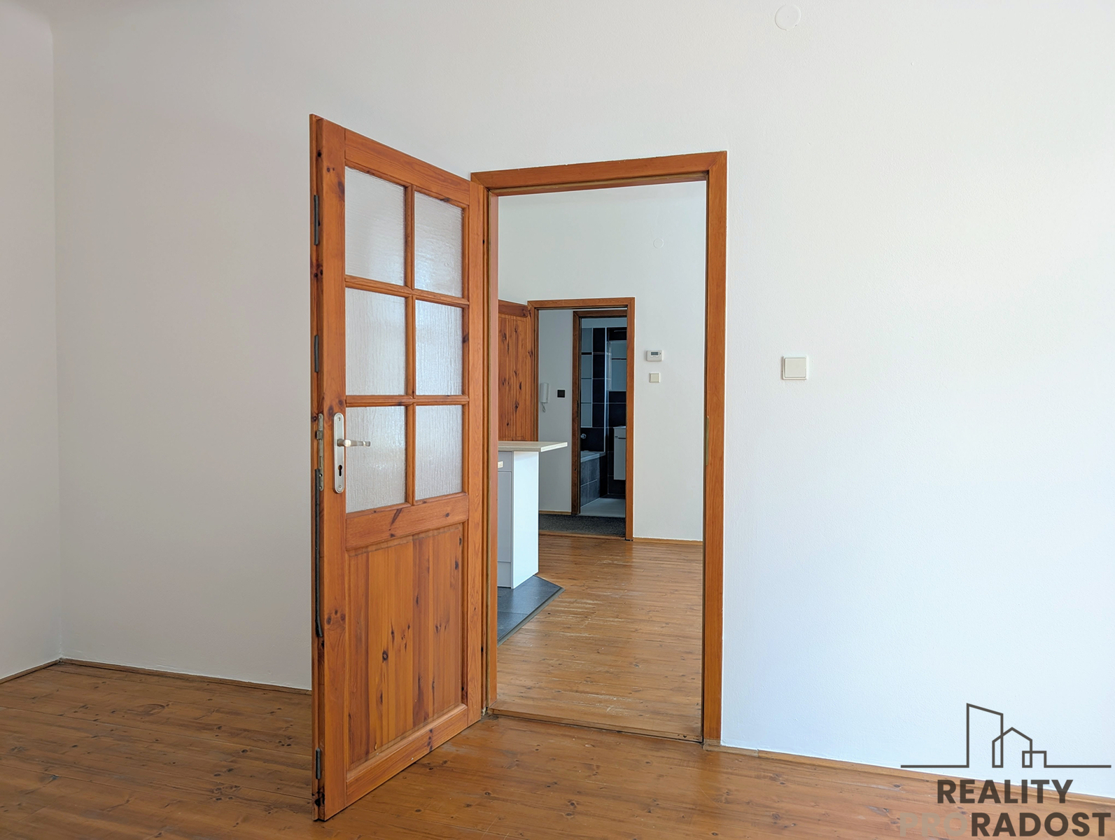 Průhled z ložnice do koupelny