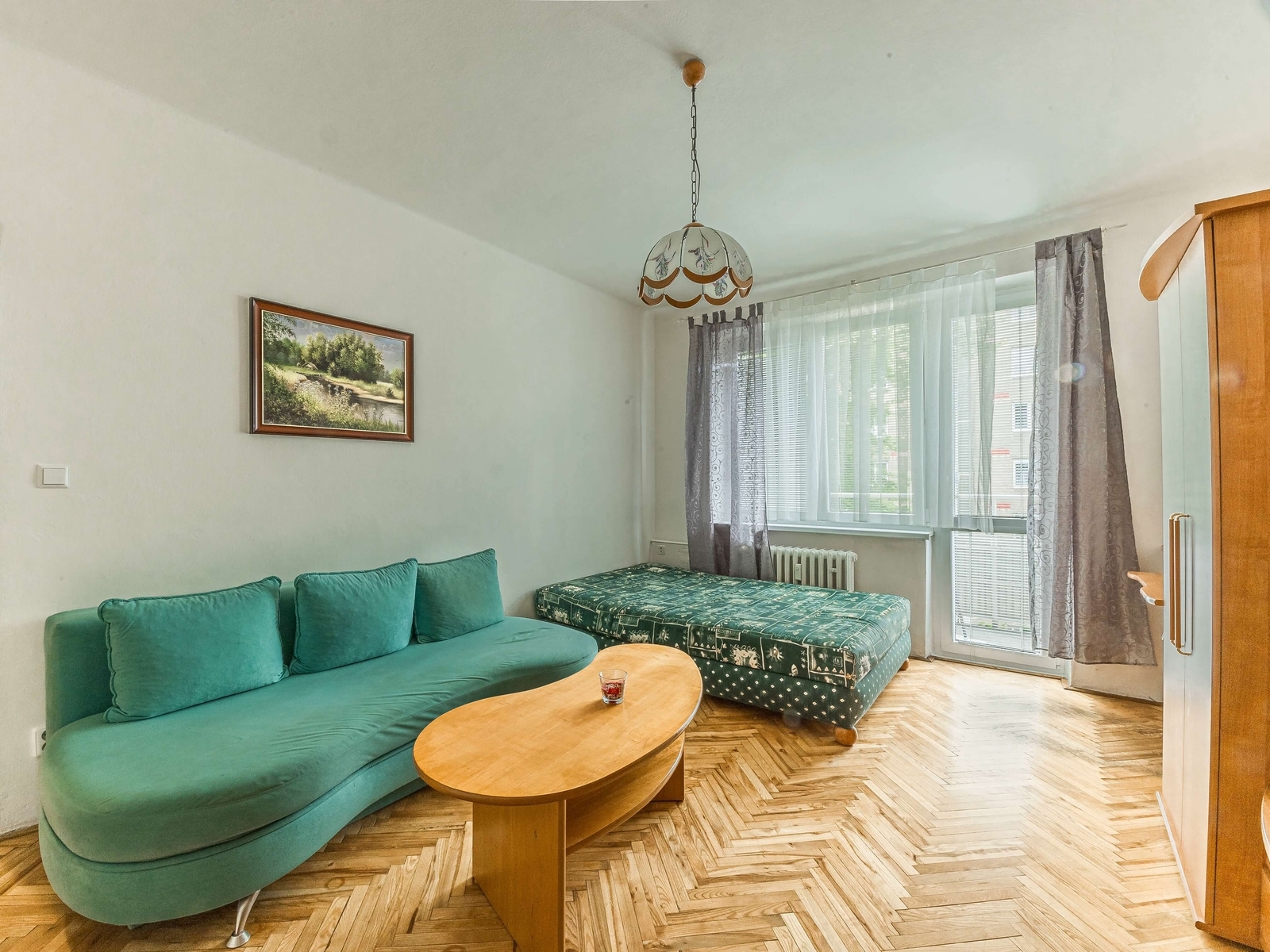 Světlý obývací pokoj s parketami a francouzským ok