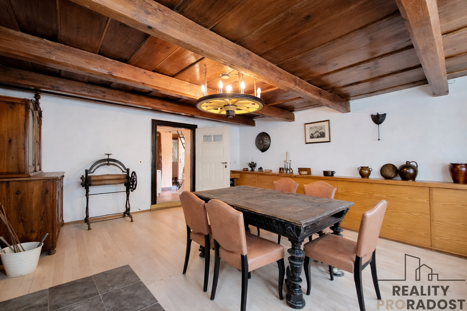 Obývací pokoj s krbem