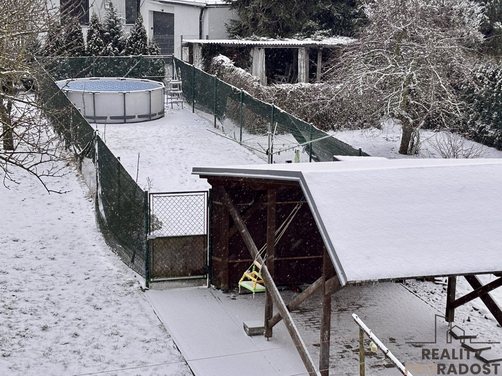 zahrada s parkovacím místem