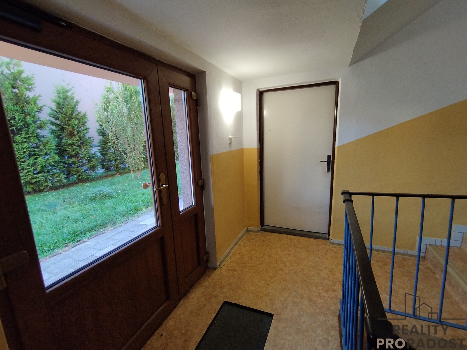 kolárna a zadní vchod