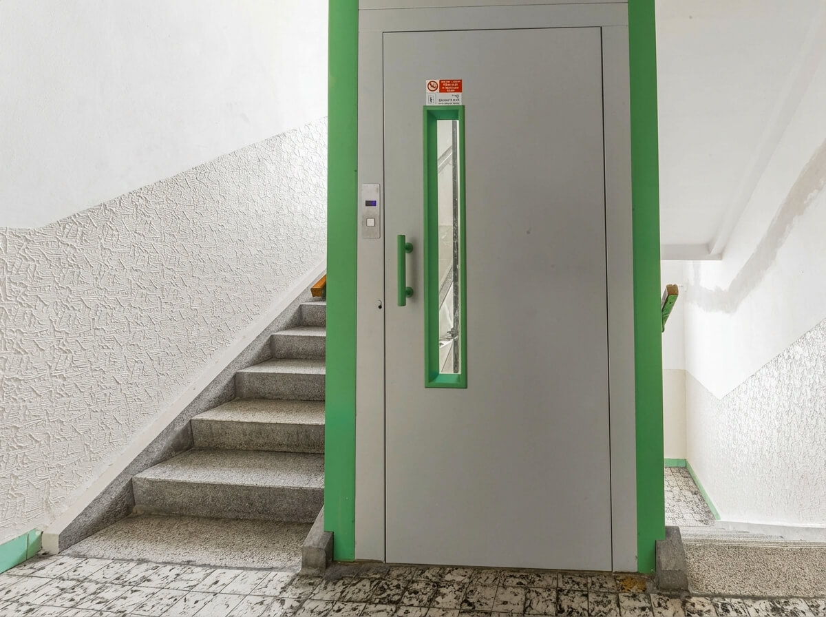 Nový výtah instalovaný v udržovaném schodišti domu