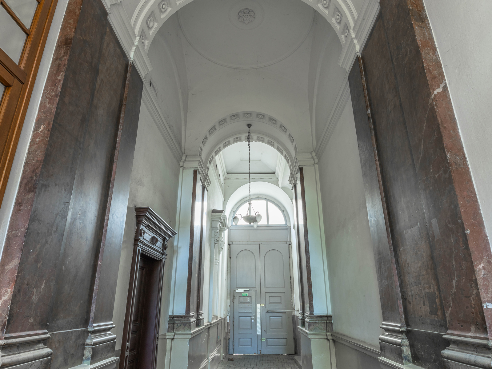 Reprezentativní vstupní hala se štukovou klenbou a mramorovým obkladem. Původní detaily zdůrazňují noblesu domu.