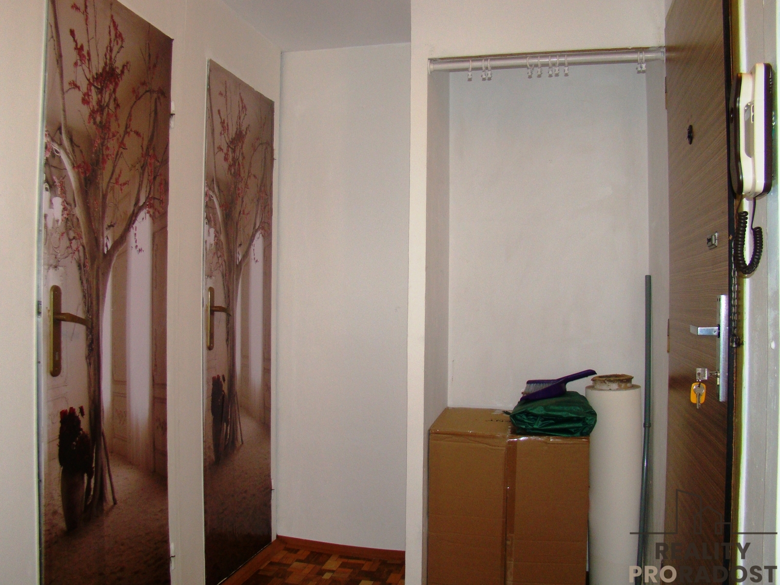 předsíň - vchod do bytu, na WC a do koupelny