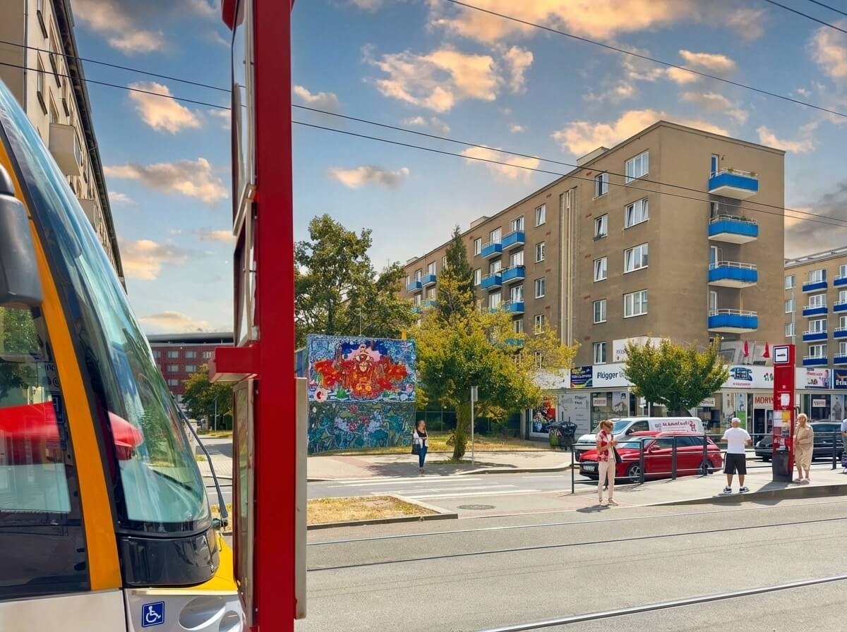 Tramvajová zastávka Slavia - Nádraží Eden přímo u 