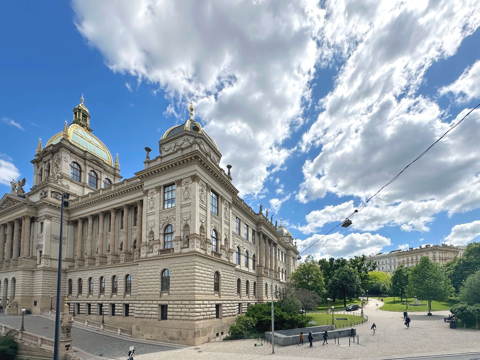 Národní muzeum a park před domem. Výjimečná lokalita bytu na Mezibranské 19, Praha 1.