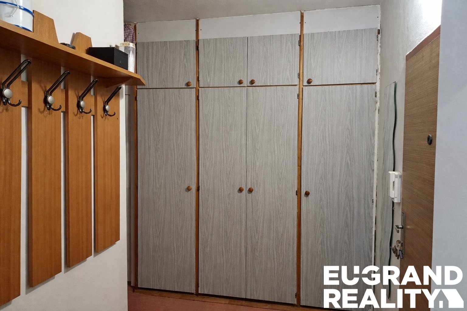 U?tulny? kout s vestave?ny?m na?bytkem