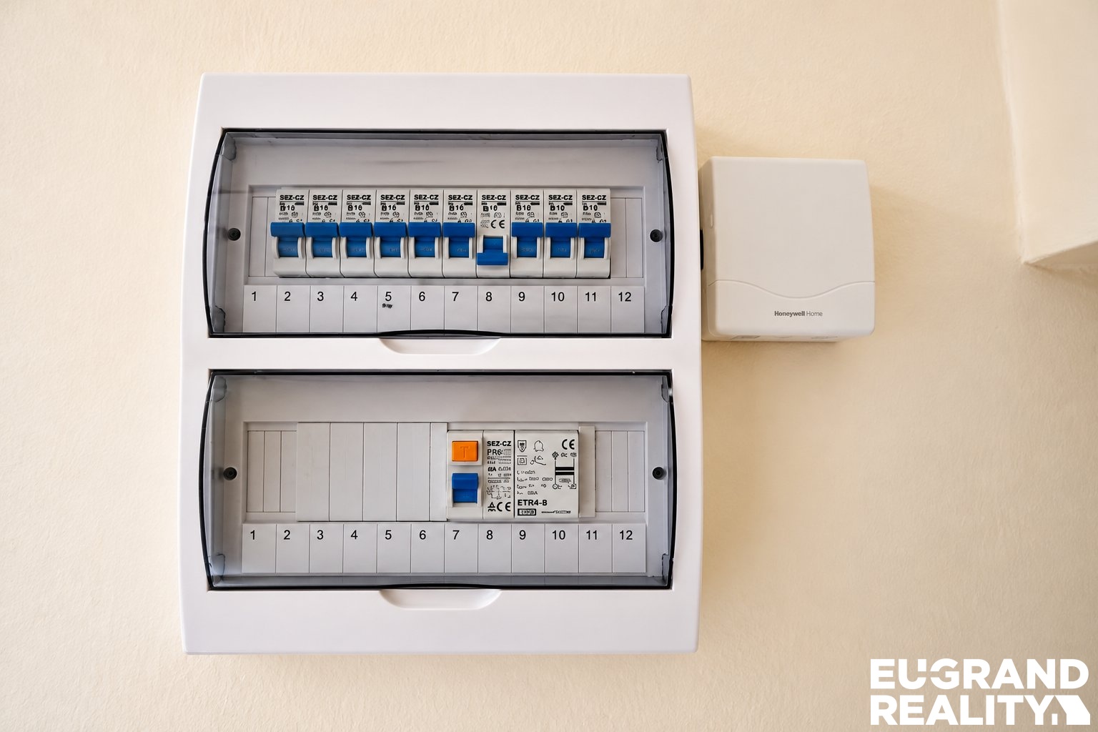 Elektricky? rozvade?c? s jistic?i a termostatem