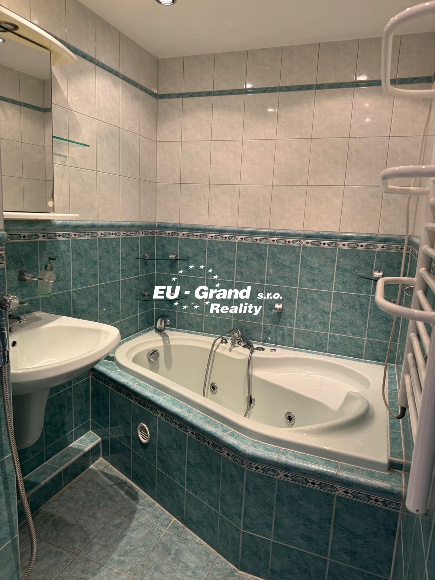06127fb0-be13-4349-aa18-fb65b2f00f29