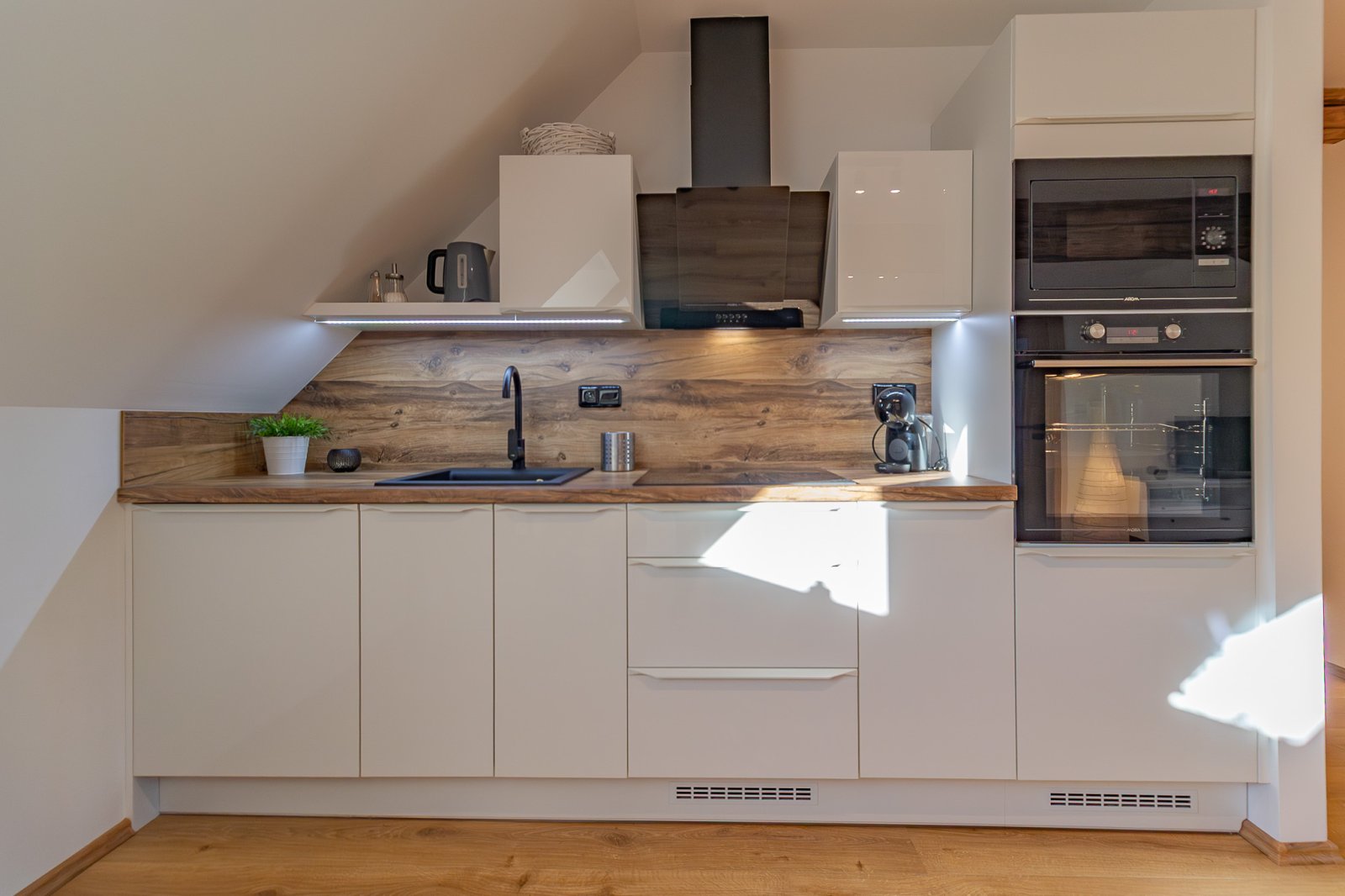 1. EL-WET REALITY Jiřičná .jpg