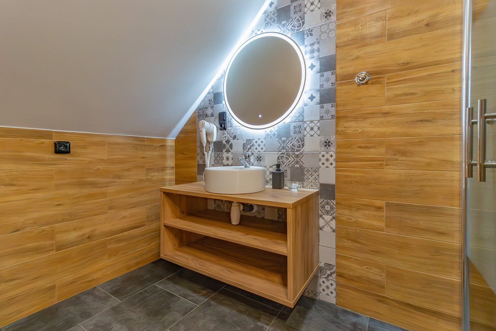 14 Jiřičná ElL-west reality.jpg