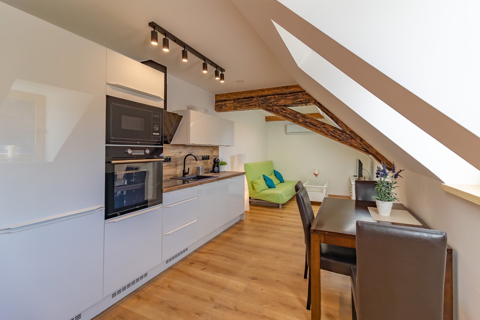 2 Jiřičná ElL-west reality.jpg