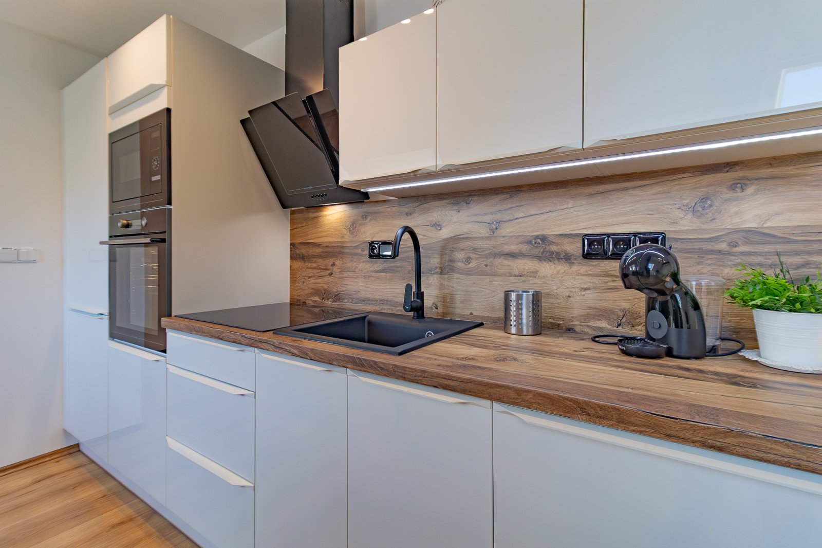 5 Jiřičná ElL-west reality.jpg