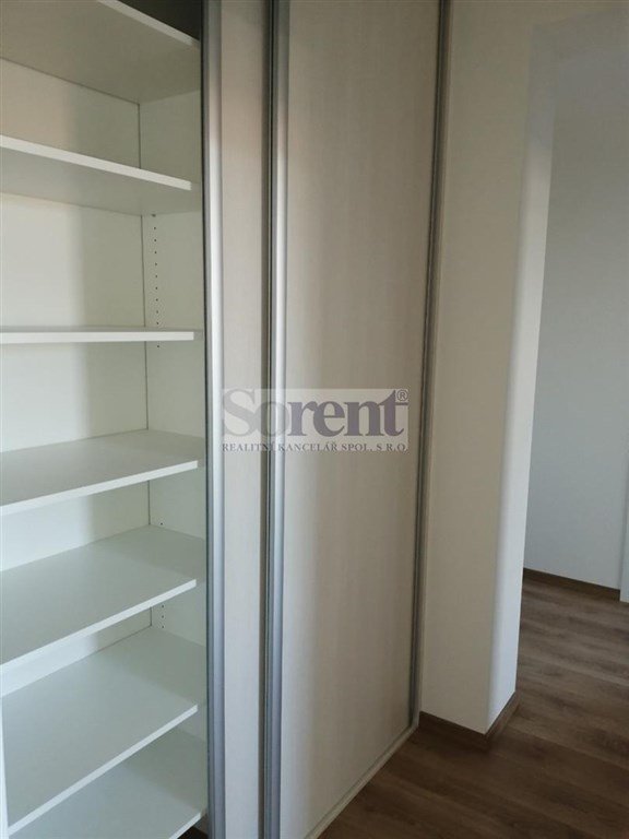 vestavěná skříň v chodbě