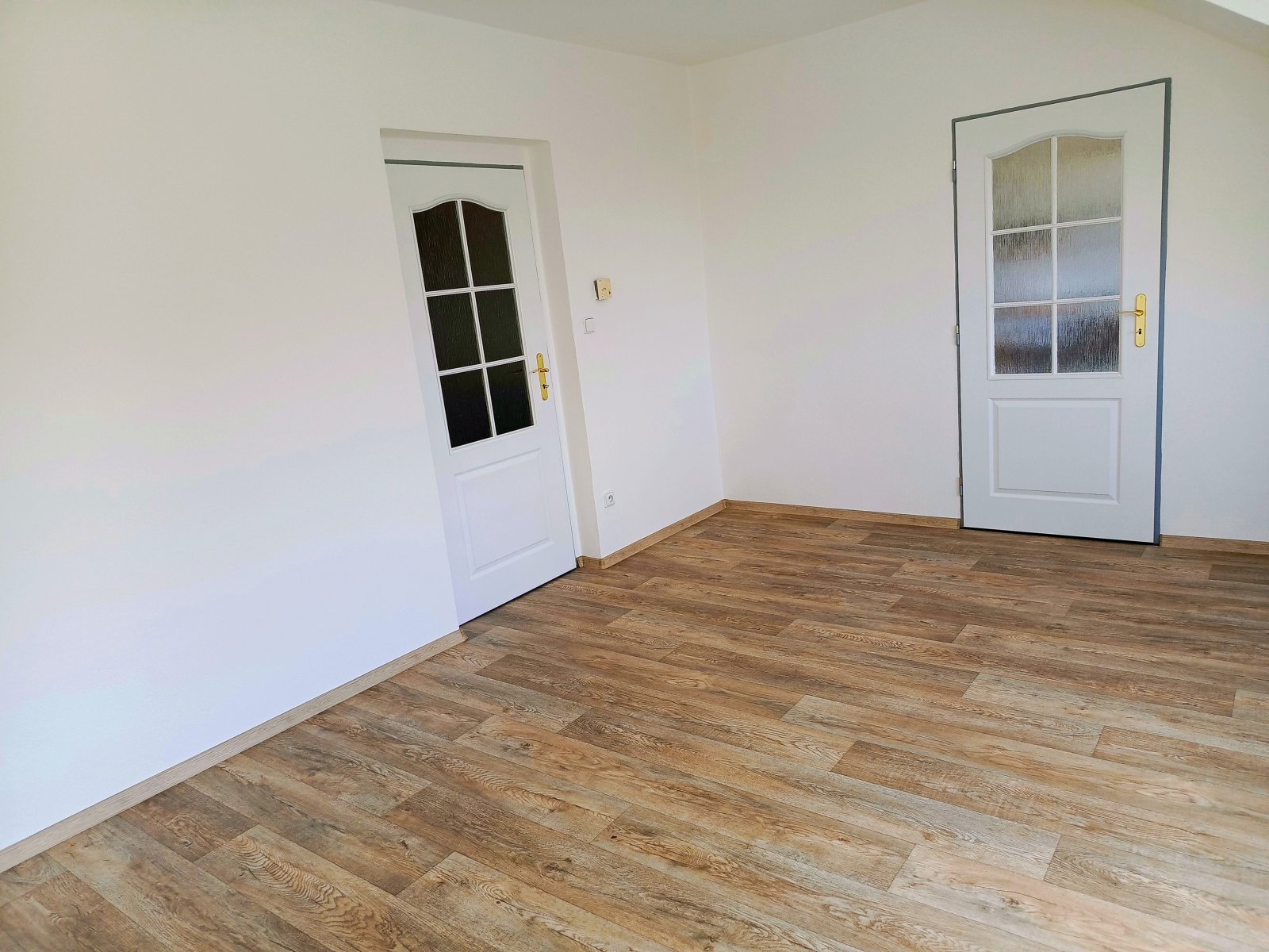 obývací pokoj - vstup do kuchyně a na chodbu