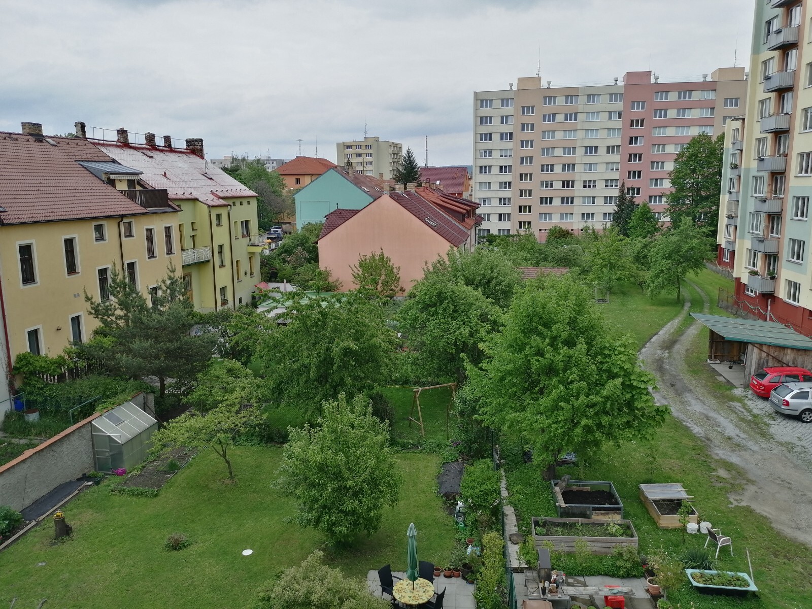 výhled z ložnice do vnitrobloku