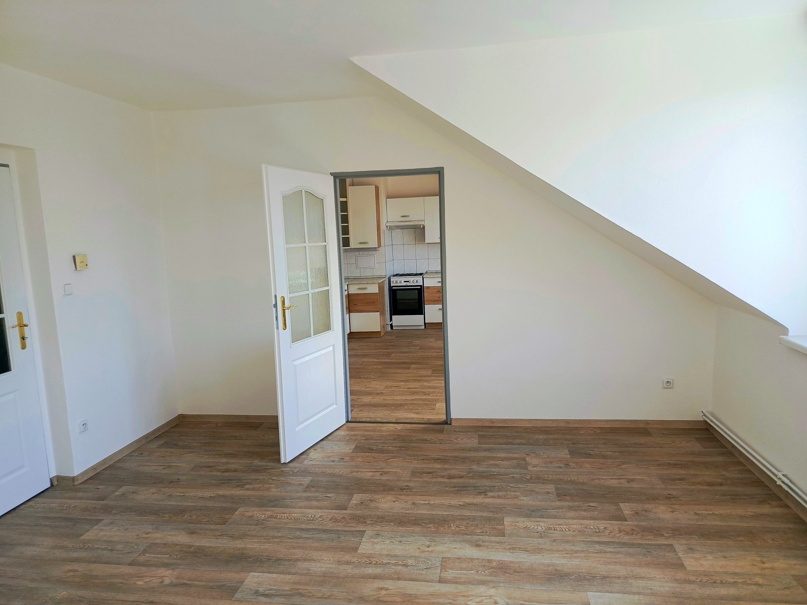 obývací pokoj - vstup do kuchyně a na chodbu