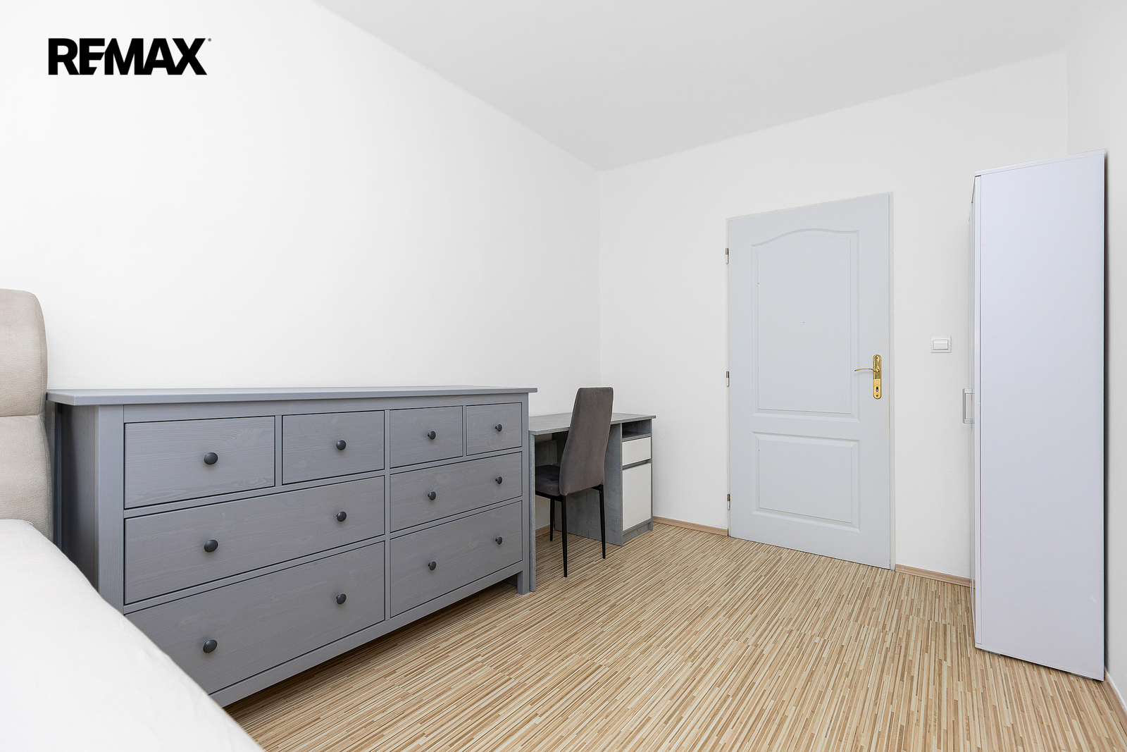 samostatný pokoj - prodává se BEZ nábytku