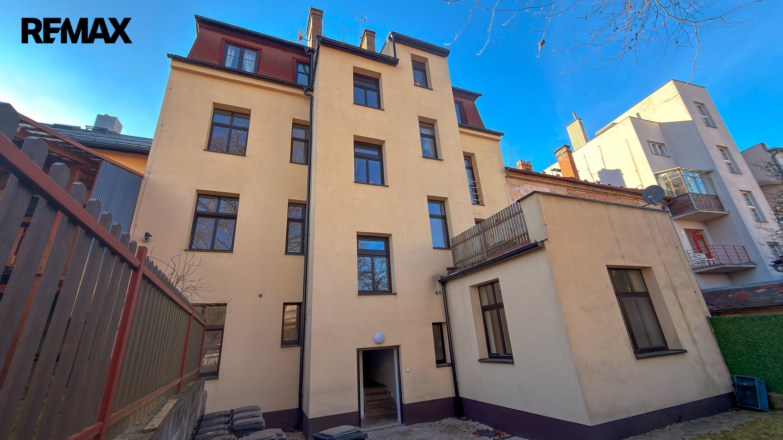 Pohled na dům ze zahrady