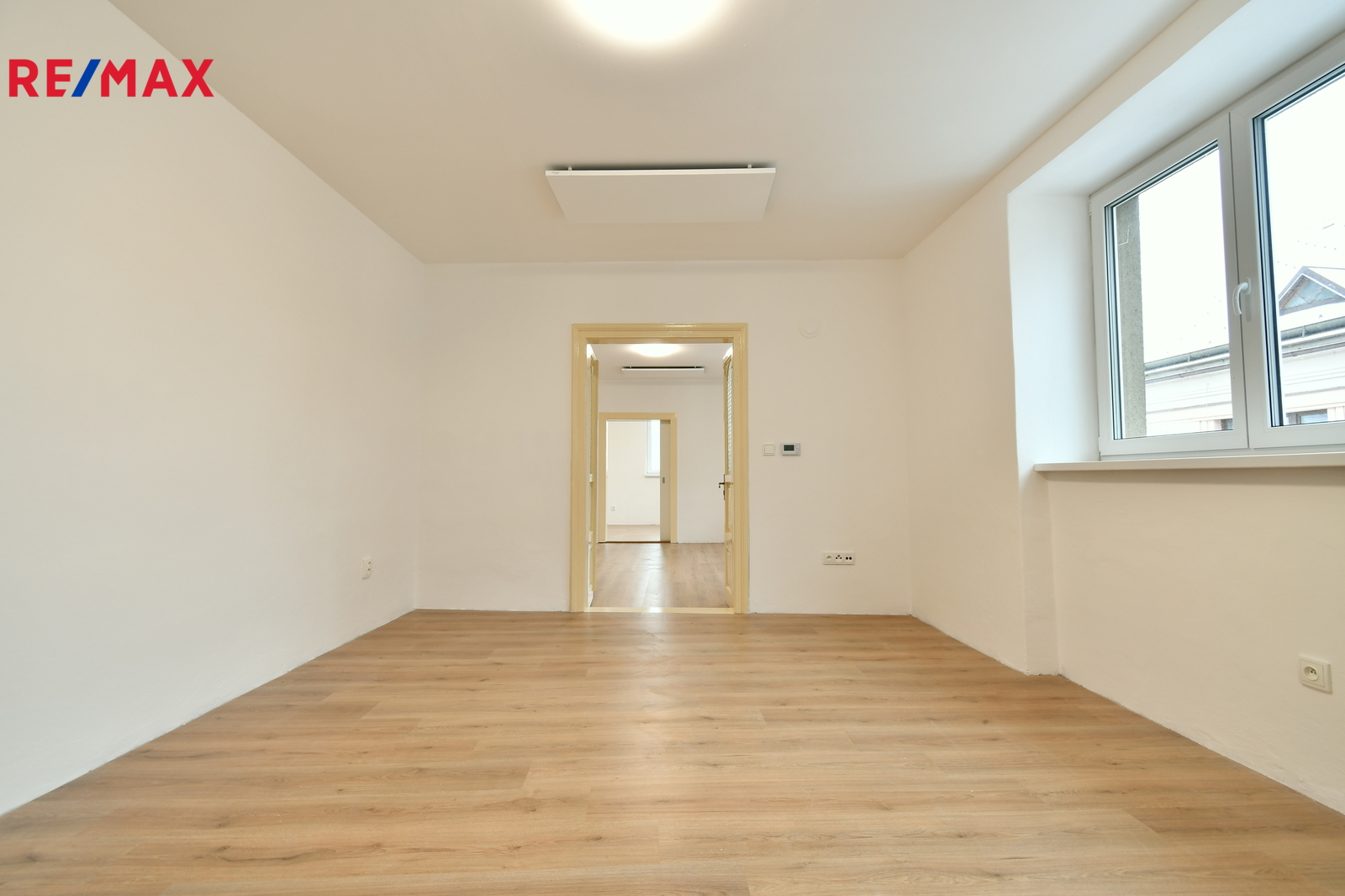 I pokoj a pohled skrz byt