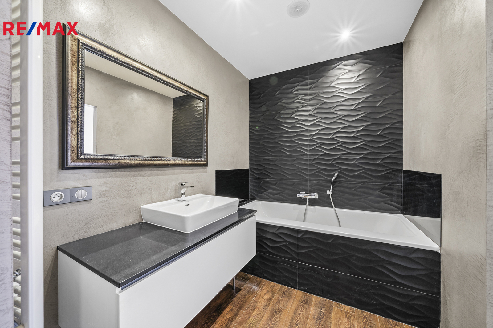 Koupelna s vanou a WC