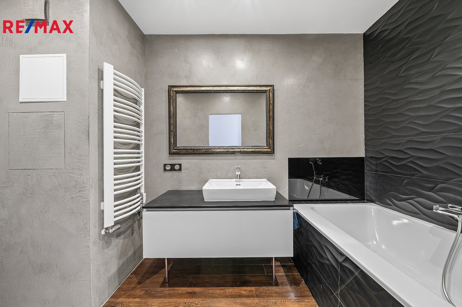 Koupelna s vanou a WC