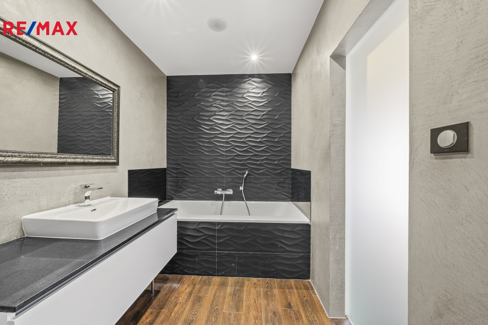 Koupelna s vanou a WC