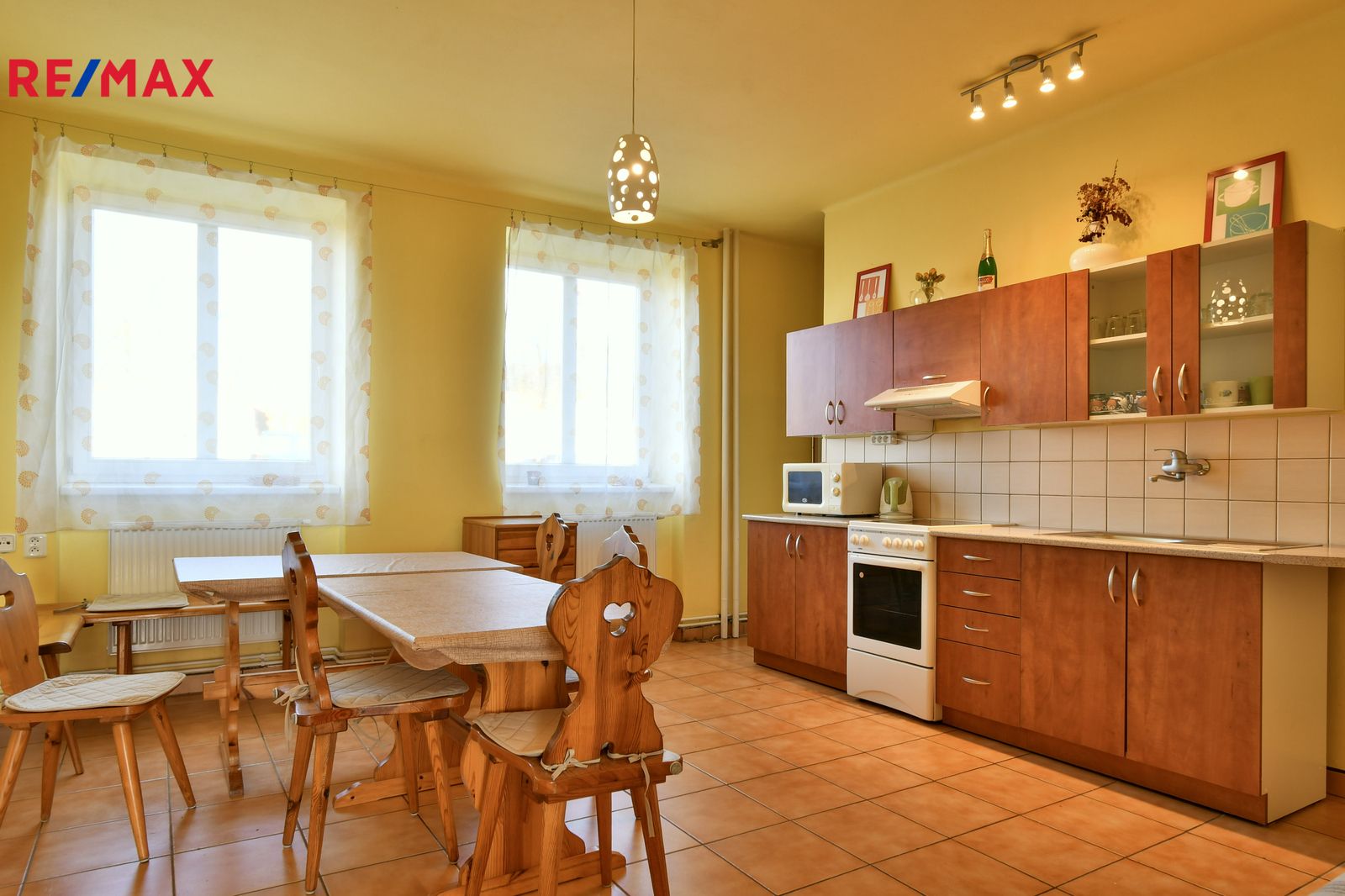 kuchyňská linka s jídelnou