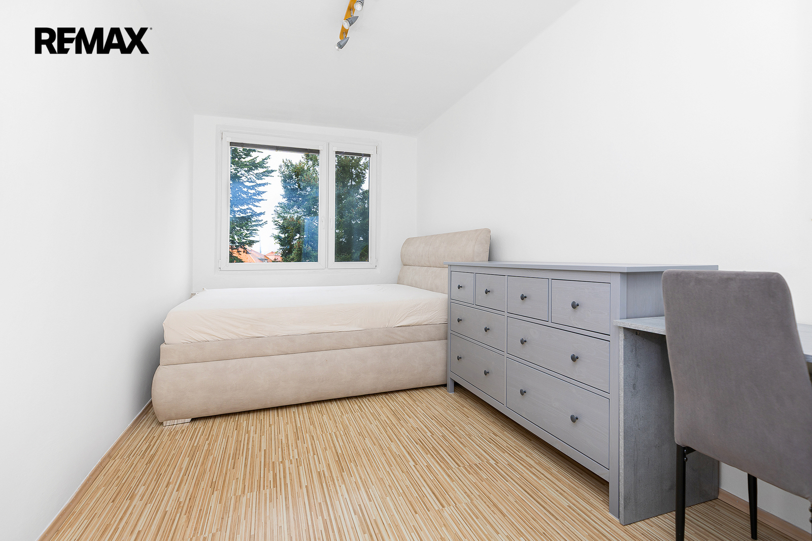 samostatný pokoj - prodávaá se BEZ nábytku