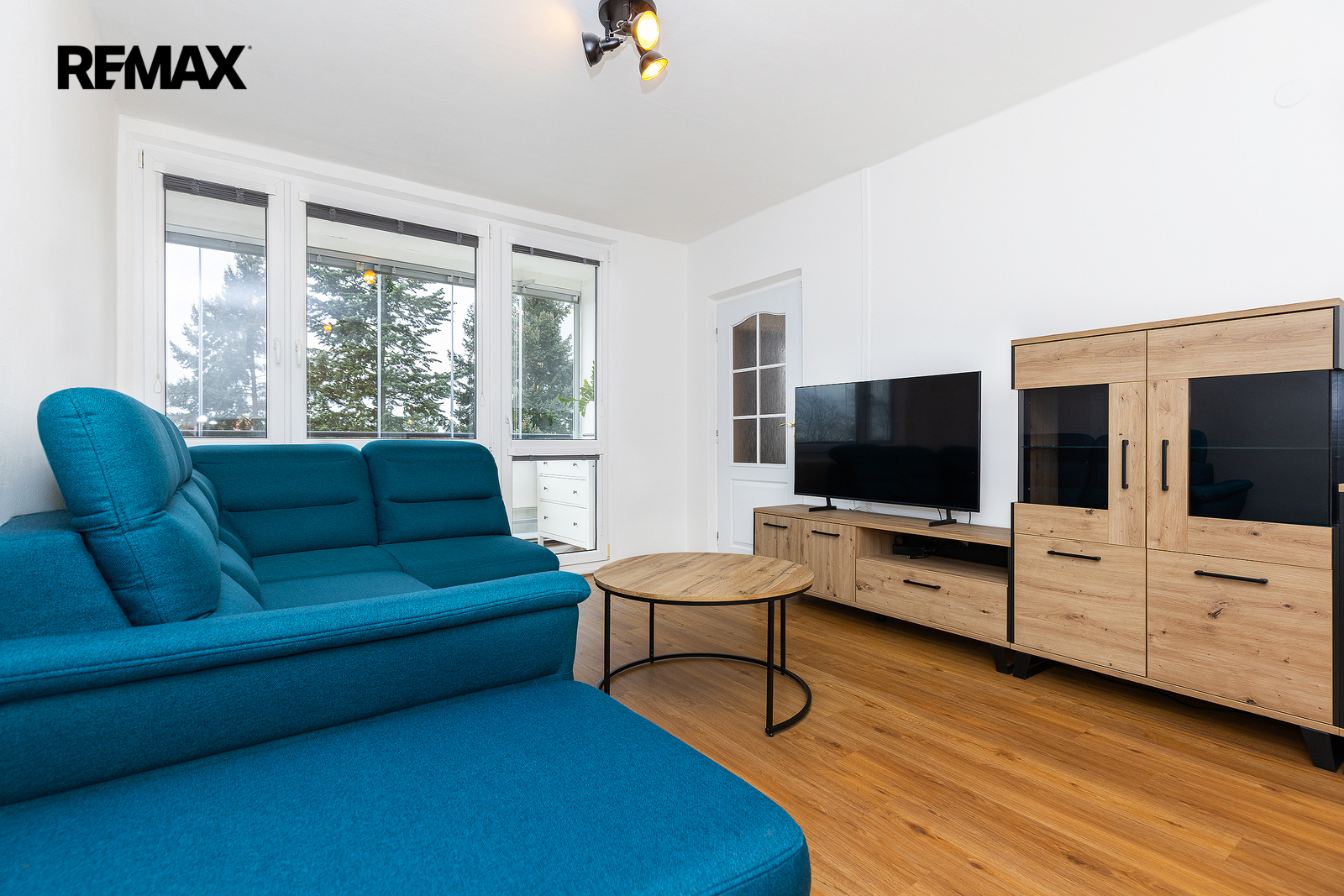 obývací pokoj - prodává se BEZ nábytku