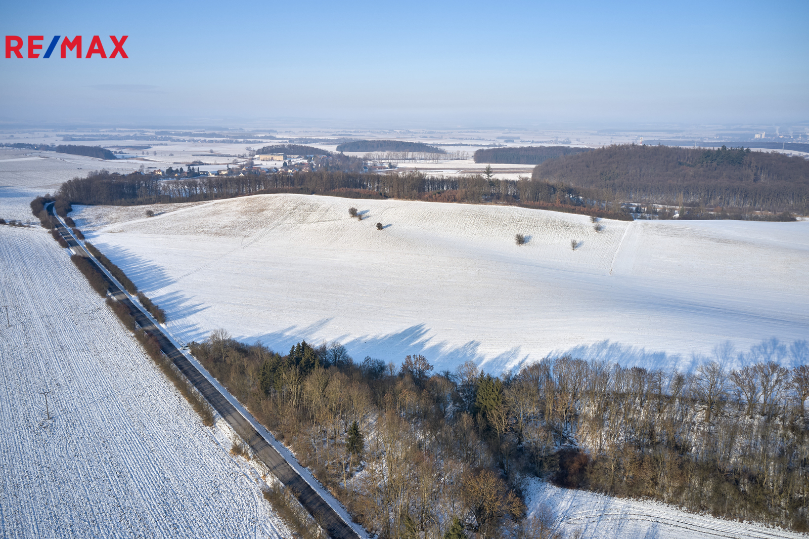 přístup na pozemek z hlavní komunikace