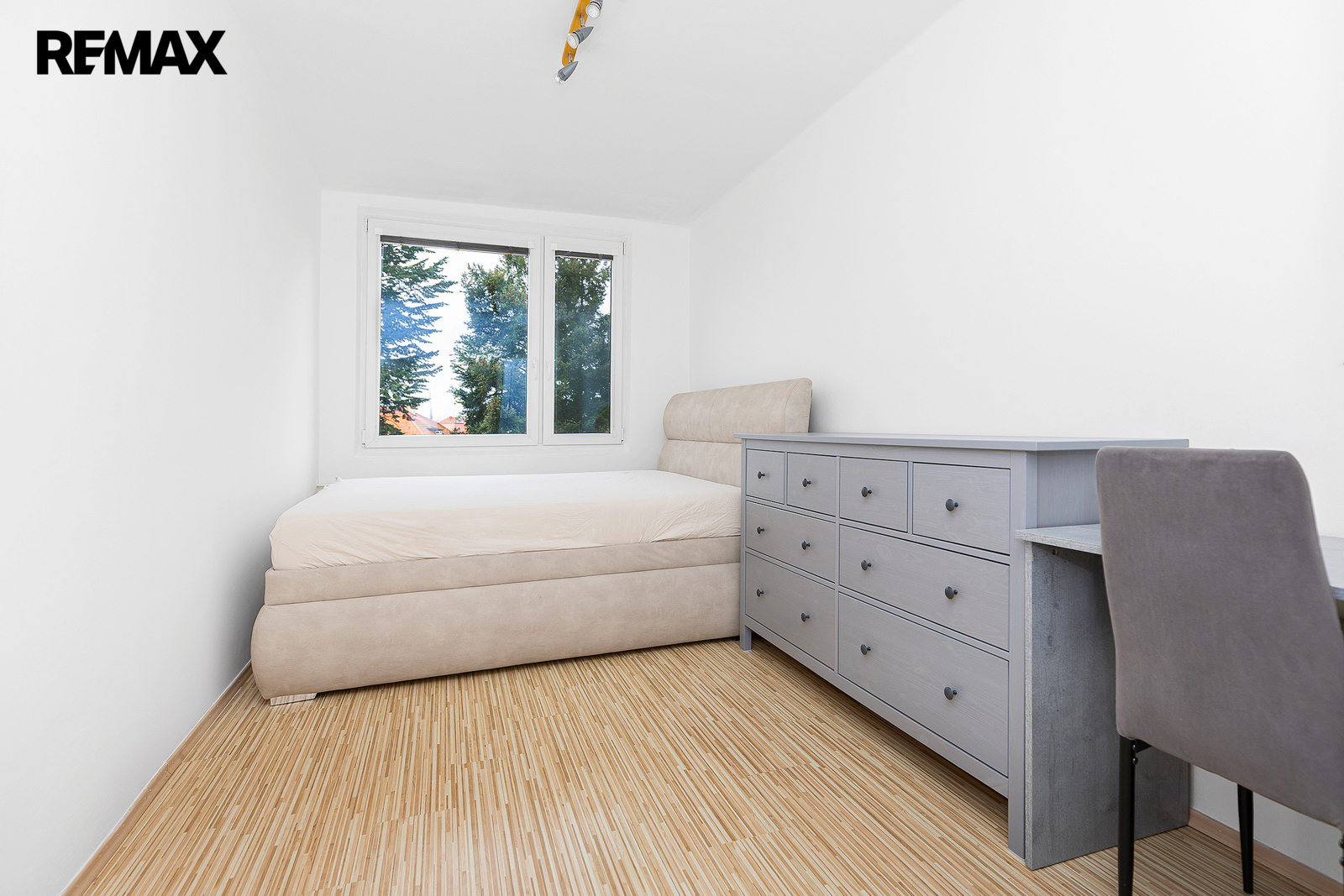 samostatný pokoj - prodávaá se BEZ nábytku